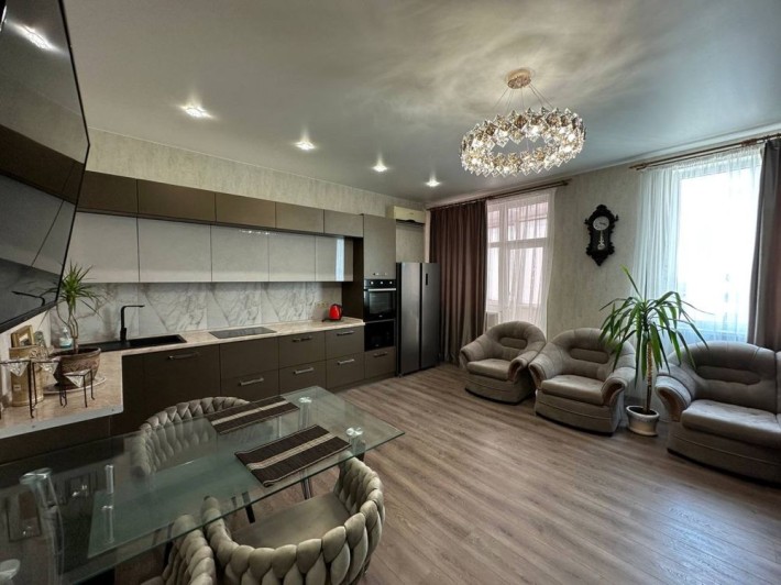 Продажа 2к студии в самом центре - фото 1