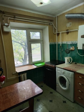 Продаю 3к/кв А.Макарова (22 школа),2/5,55/33/6,балкон,колона 27000торг - фото 1