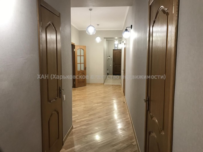 Продам 4к кв.у центрі міста 120тис.з послугами АН  М52 - фото 1