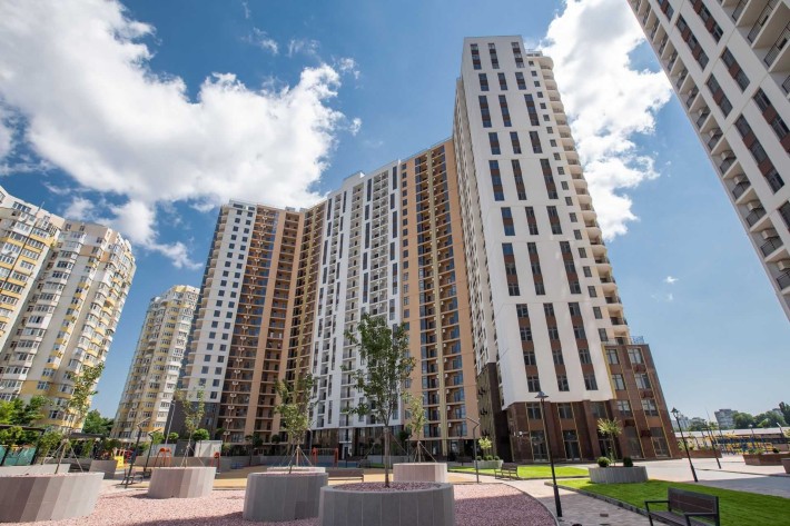 ЖК 66 жемчужина, Краснова. Вид во двор на фонтаны. Балкон - фото 1