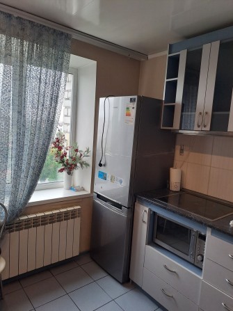 Сдаётся 2 комнатная в центре ул. Победы - фото 1