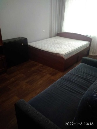 Сдам 1 ком. кв. в Центре р-не мясокомбината. ул Спортивная д 1а. - фото 1
