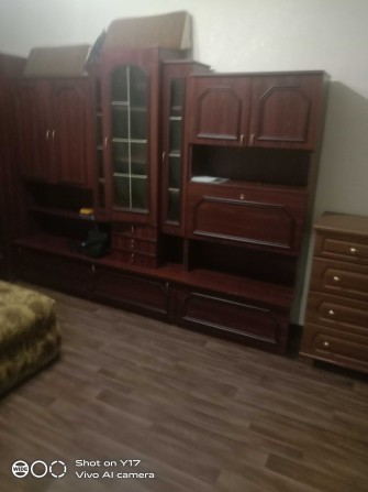 Сдам однокомнатную квартиру на ХБК,5эт,капремонт,меб,техн.,кондиционер - фото 1