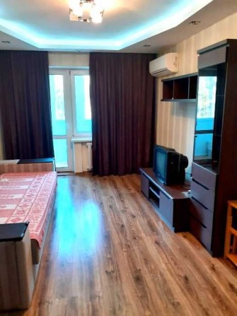 Здам в оренду гарну 2 кімнатну квартиру в центрі міста,2 балкони - фото 1
