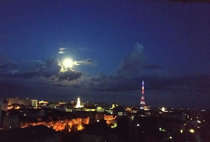 Здається простора та світла 3-кімнатна квартира у самому серці міста! - фото 1