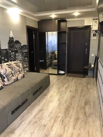 Сдам 2к видовую кв.студию на Маршала Малиновского - фото 1