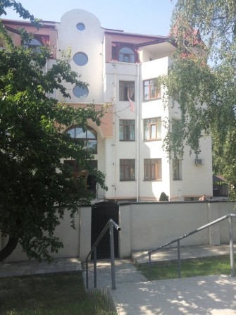 Сдам возле метро квартиру новый ремонт мебель автономка - фото 1