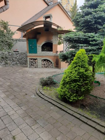 Здається маленький будиночок у центр.частині міста з чудовим подвірям - фото 1