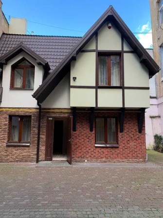 Оренда окремо розташованого будинку з подвір'ям в центрі, вул. Гнатюка - фото 1
