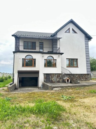 Оренда сімейного будинку біля міста — 300 м² - фото 1