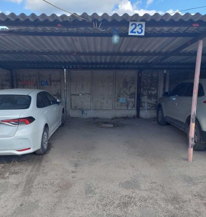 Парковка крите місце на стоянці - фото 1