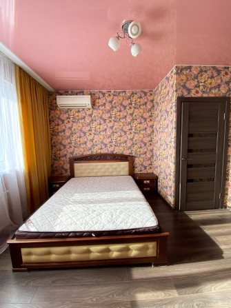Продам 2-кім.квартиру з ремонтом біля метро Лівобережна вул. Аболмасова 7 - фото 1
