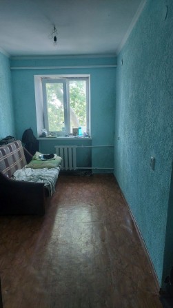 Продам коммуну в центре города Черноморск - фото 1