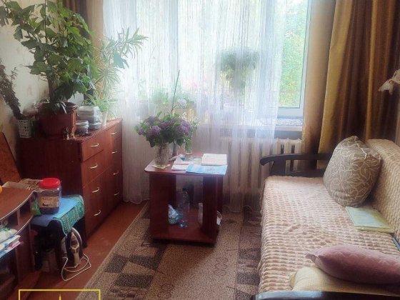 Продам  Дві  суміжні  кімнати  у  малосімейці  в  центрі  Кременчука.