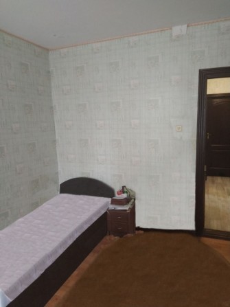 Продається кімната, в трьох кімнатній квартирі. ТОРГ - фото 1
