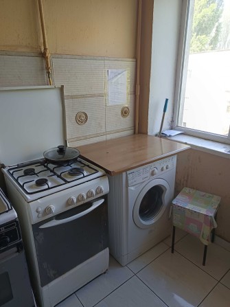 Продам комнату в коммунальной квартире срочно на ул. Космонавтов - фото 1