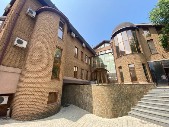 Оренда будівлі в центрі міста зі своїм двором. 3 поверха + цоколь Днепр