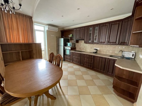 Продаж великої 3 кімнатноі квартири в Святошинському районі по вул.Львівська 22, метро Житомирська Київ