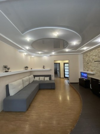 Продам 2 комнатную квартиру в Монолите с евроремонтом - фото 1