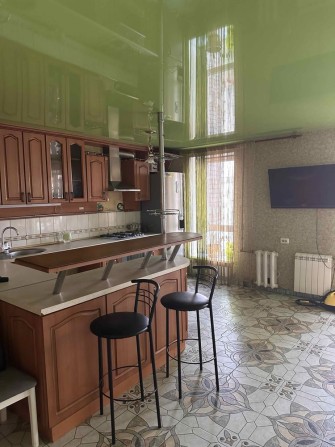 Двокімнатна простора квартира на центральній вулиці міста - фото 1