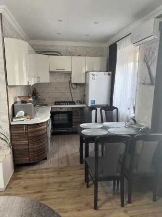 В продаже 2 комнатная квартира в центре. - фото 1