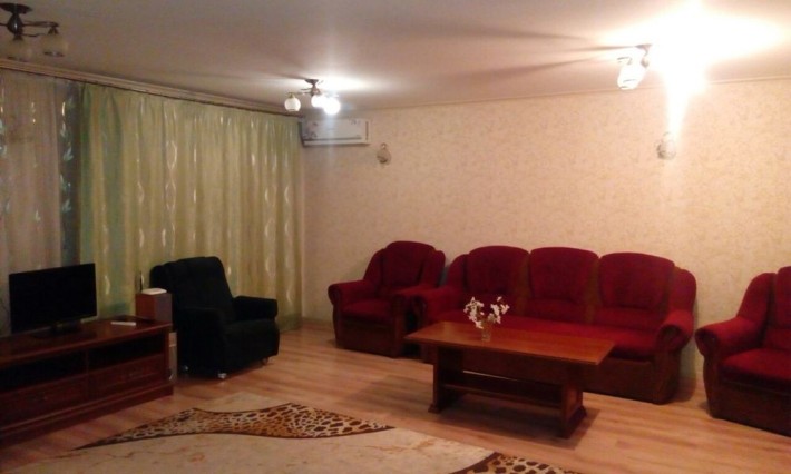 Продам квартиру на первом этаже с капитальным ремонтом - фото 1