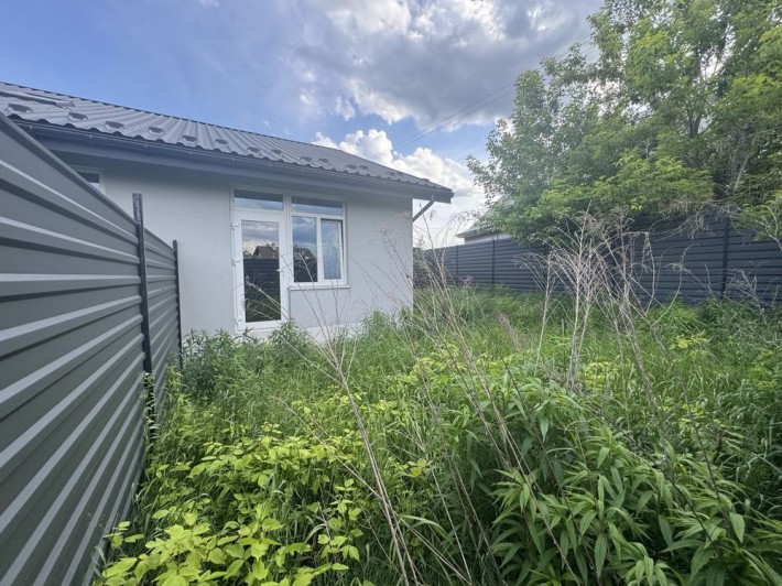 Продам квартиру 30 метрів з двориком,та парковкою під 2 авто - фото 1