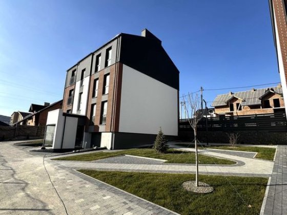 Продаж 2 кімнатна 60 мкв  Винники секція 4 3 поверх Винники