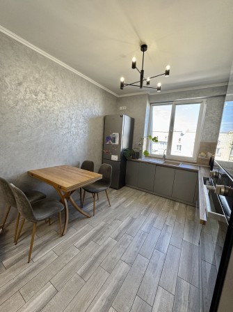 Продаж 3 кімнатної квартири з ремонтом в новобудові - фото 1
