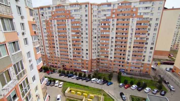 Продам 2 ком. с ремонтом и кладовкой на этаже в ЖК Радужный(114-564) - фото 1