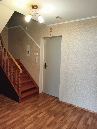Продам 3 кімнатну дворівневу квартиру , у цегляному будинку - фото 1