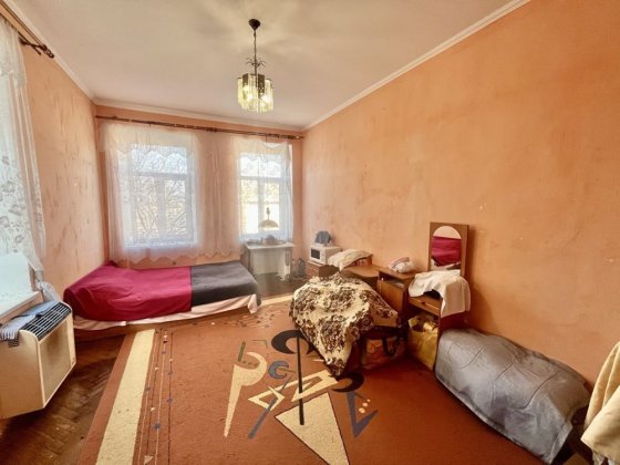 Продається 2-кімнатна квартира в самому центрі міста. Чортків