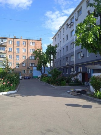 Продам трьох кімнатну квартиру в центрі міста - фото 1