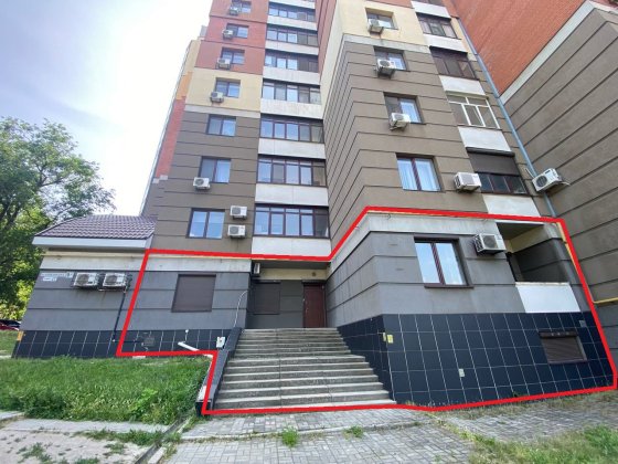 Продам офіс\магазин в центрі міста. 1 поверх з окремим входом на червоній лінії