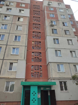 Гарнезна двокімнатна  в ремонті з сучасними меблями та технікою - фото 1