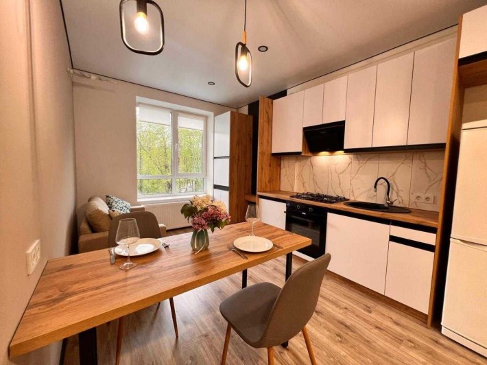 Продам СВІТЛУ євро2к квартира з ремонтом, меблями. ГАЗ. 40м2. - фото 1