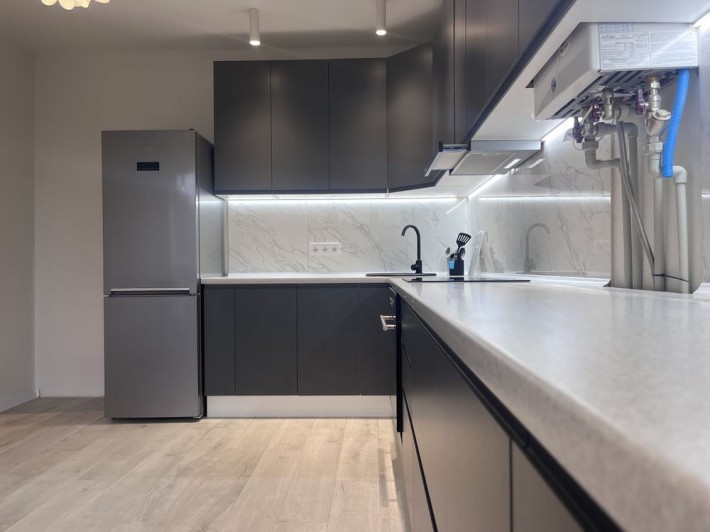 Продам 2к квартиру на Набережній - фото 1