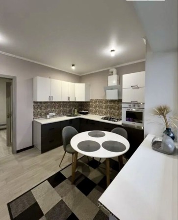 ПРОДАМ 3 кімнатну квартиру в ремонті з меблями - фото 1