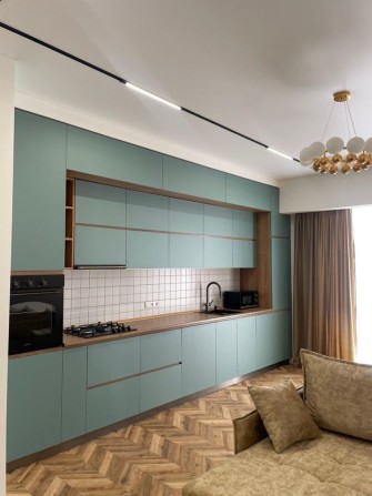 Простора 2-кімнатна квартира 56 м² у вигідній локації! - фото 1
