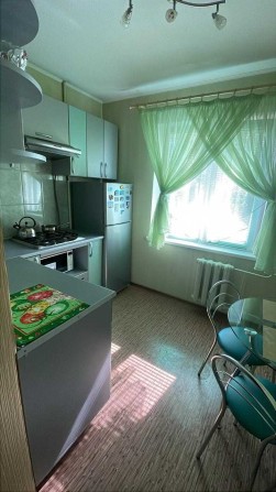 Продаю меблеву 1-кімнатну кв. на мкрн. Сонячний 48, в ідеальному стані - фото 1