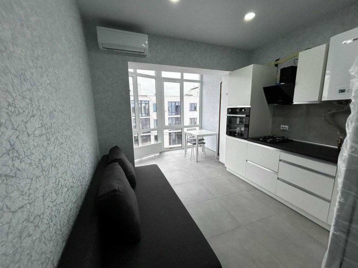 Продам євро-двокімнатну квартиру з новим ремонтом. Ніхто не проживав - фото 1