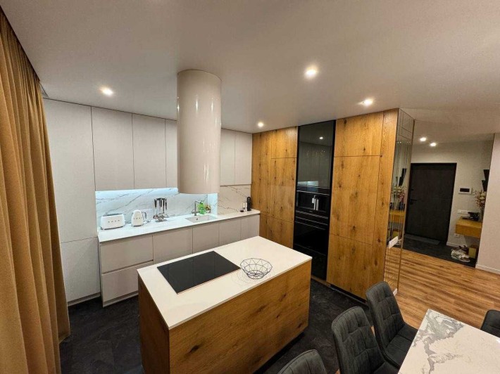 Продаж 4  квартири в самому ЦЕНТРІ з авторським ремонтом - фото 1