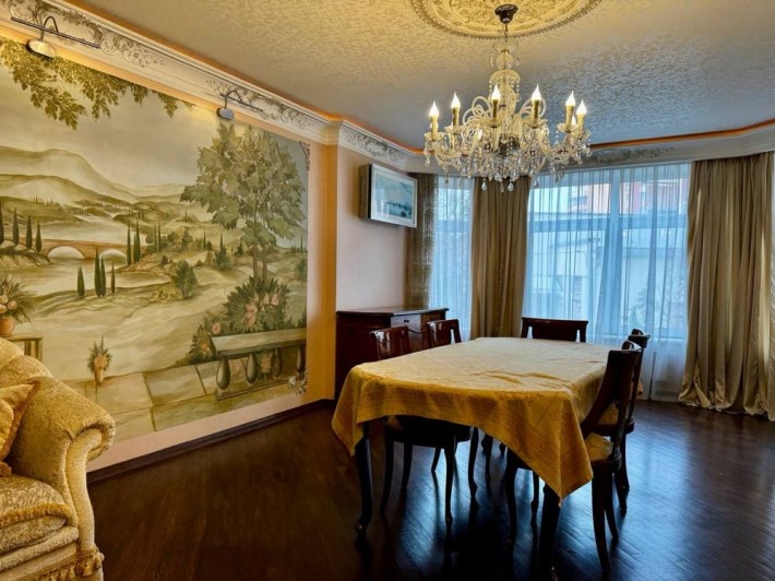 Продам 3-кімнатну квартиру з кухнею-вітальнею в центрі міста - фото 1