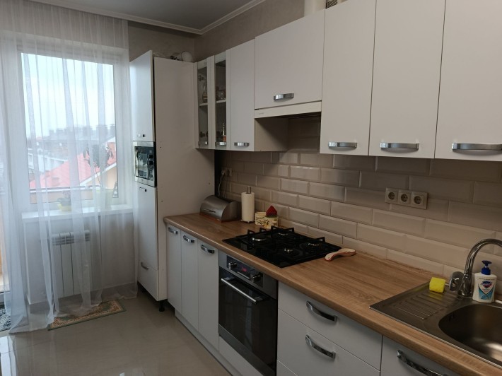 2 кімнатна новобудова  72 м Боздош з диваном на кухні - фото 1