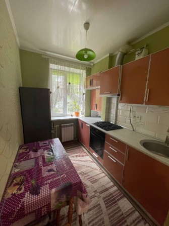 Продам двукімнатну на Металургів від господаря.Торг присутній хороший! - фото 1