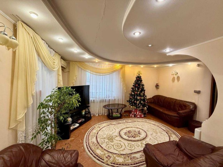 Продаж затишної трикімнатної квартири біля Центрального ринку - фото 1