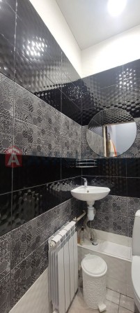 Продам 2-кімнатну квартиру в двоповерховому будинку. - фото 1