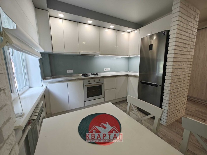 Продается 2-х комн. кв. 1-й этаж с балконом, район ДК Орбита - фото 1