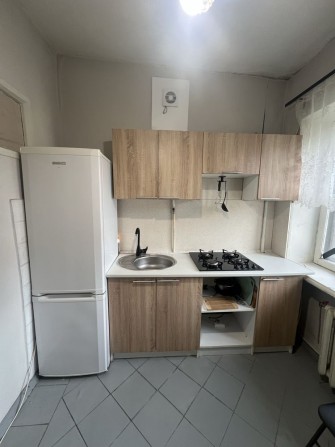Продам 2 ком кв в центре с мебелью и техникой. - фото 1
