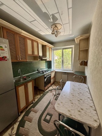 Продам трикімнатну квартиру з ремонтом - фото 1